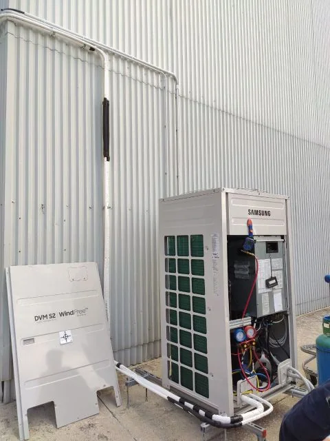Unità esterna Samsung DVM S2 WindFree aperta, con i manometri collegati durante un intervento